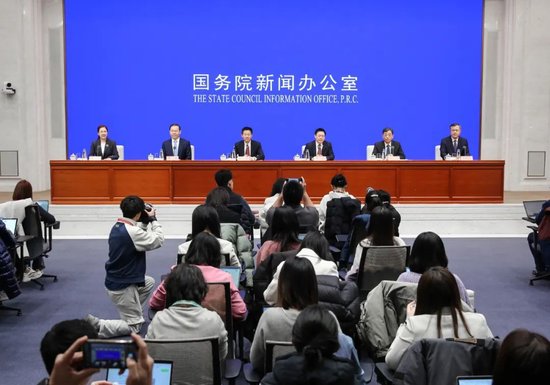 证监会主席吴清在国新办新闻发布会上答记者问：提升实际投资比例、延长考核周期（发言全文、问答实录）